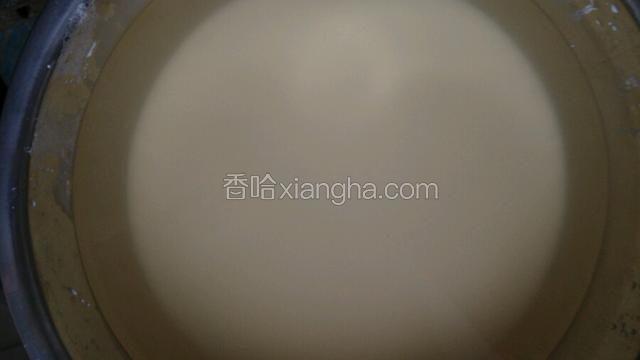放置一夜的面粉水上面一层清水，把清水倒出