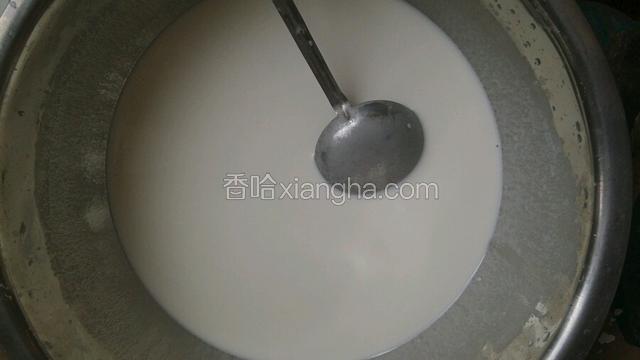 用勺子搅拌均匀