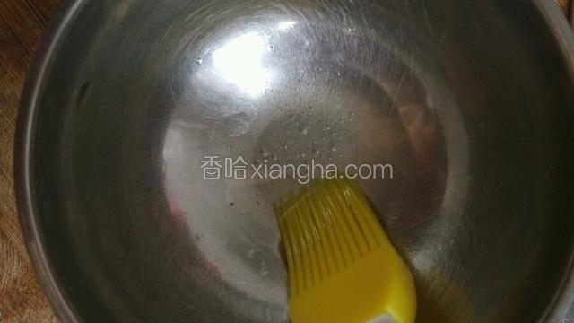 准备好一个容器和硅胶刷，倒入少许油