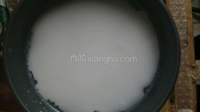 用手将面水转一圈