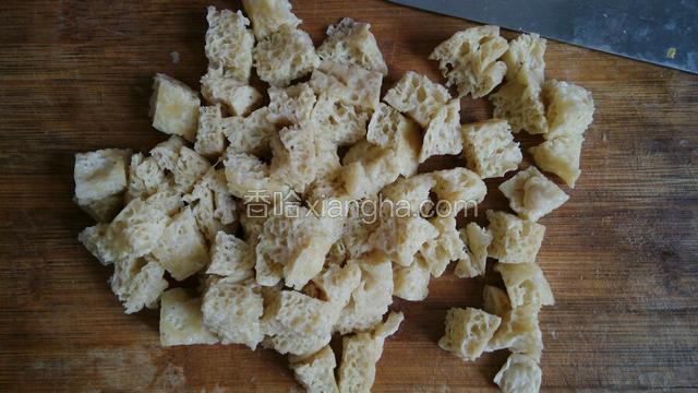 将面筋切成小块