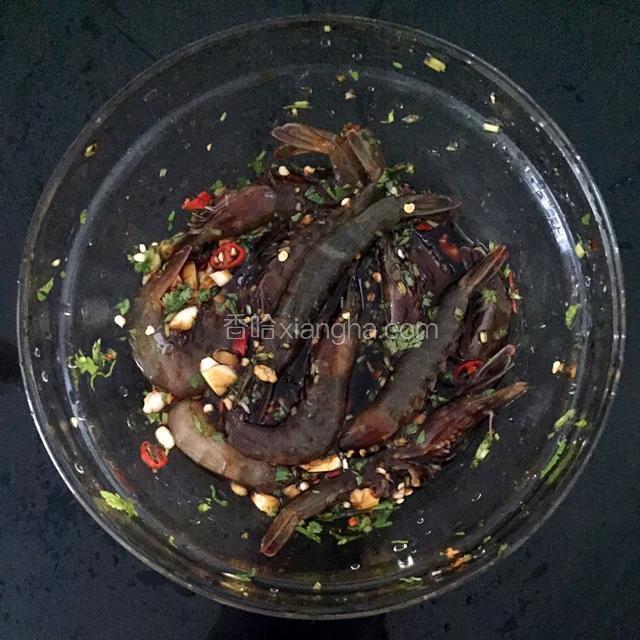 把虾和其他食材放玻璃碗，生抽、陈醋没过虾上盖放冰箱3小时