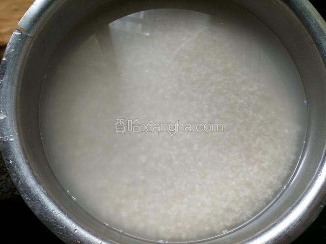 珍珠米提前半小时洗干净泡水。（也可以提前洗干净倒淘米篮里沥水备用。）
