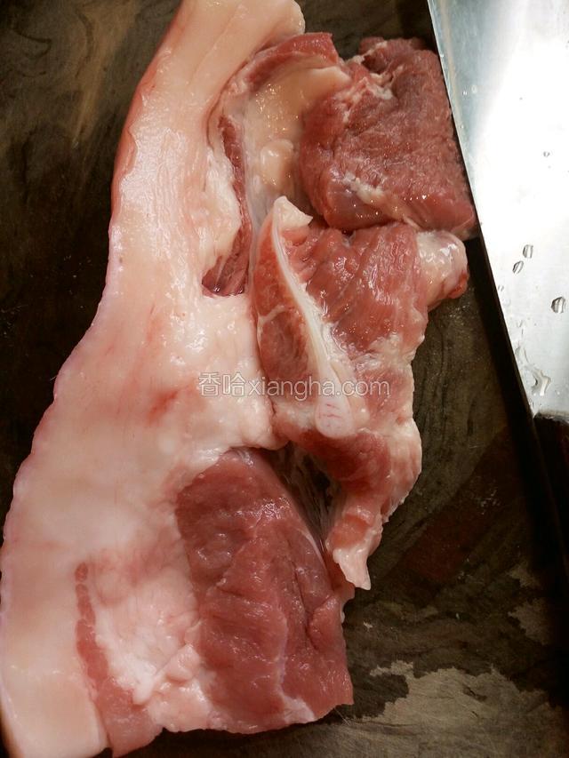 猪肉洗干净。（临时决定做的家里没有五花肉，猪肉选肥瘦相间的炒出来的米饭香。）