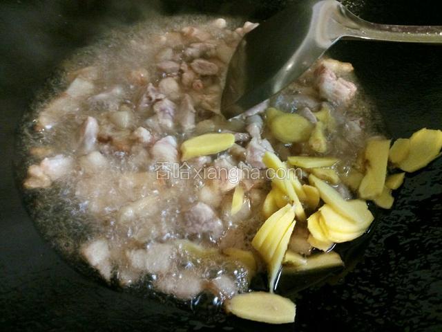热锅加猪油煮化，加肥肉先煎几分钟稍出油后再加入瘦肉和姜片。（用猪油再加上肥肉熬出的油更香，没有的话植物油代替也可以。）
