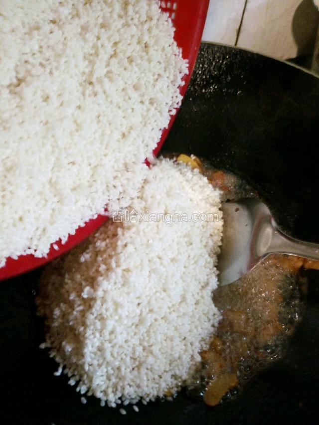 倒入沥水的大米大火或中火翻炒。