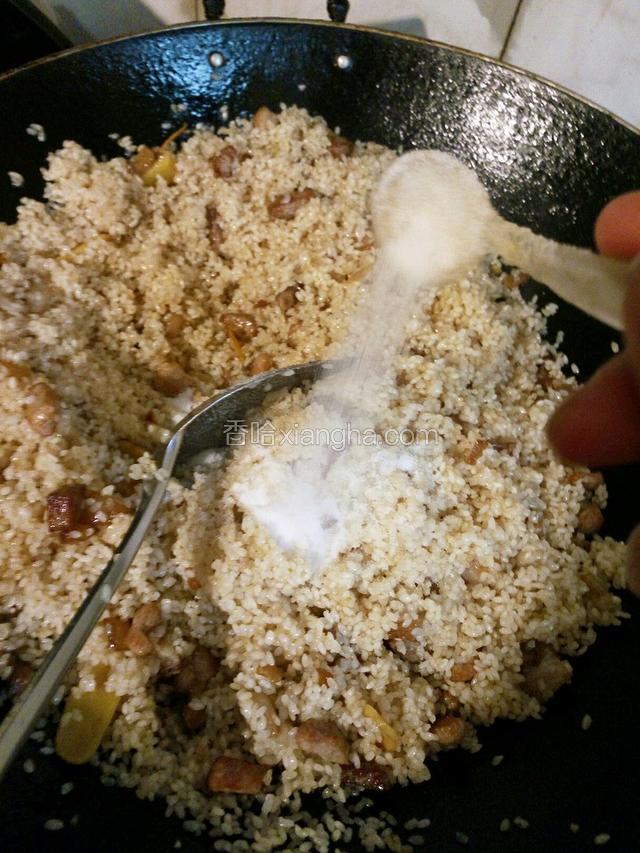 炒至水分稍干时转小火，以免底部米烧焦。加适量食盐。盐的量根据自家喜好的咸淡口味添加。