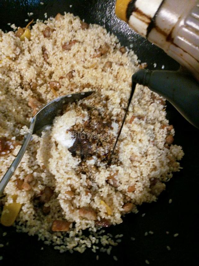 加老抽酱油，这里的酱油是为了上色，使米饭更好看。因为是主食米饭，所以盐味不要太大，太咸了也不好吃，一般就行。