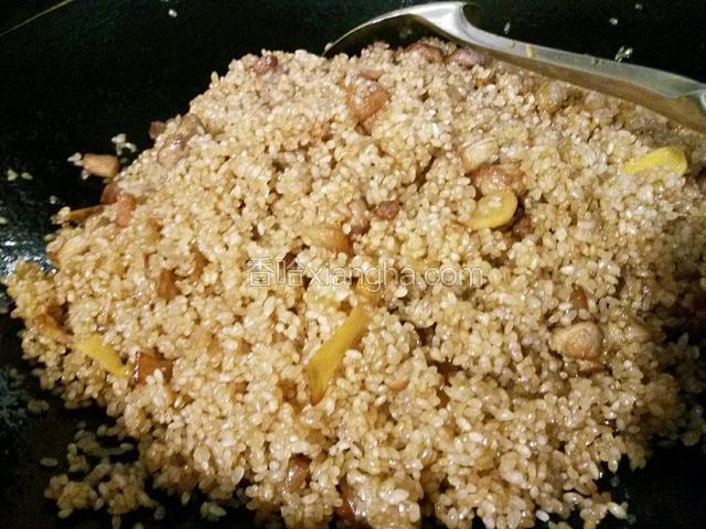 炒好的米饭表面稍干。