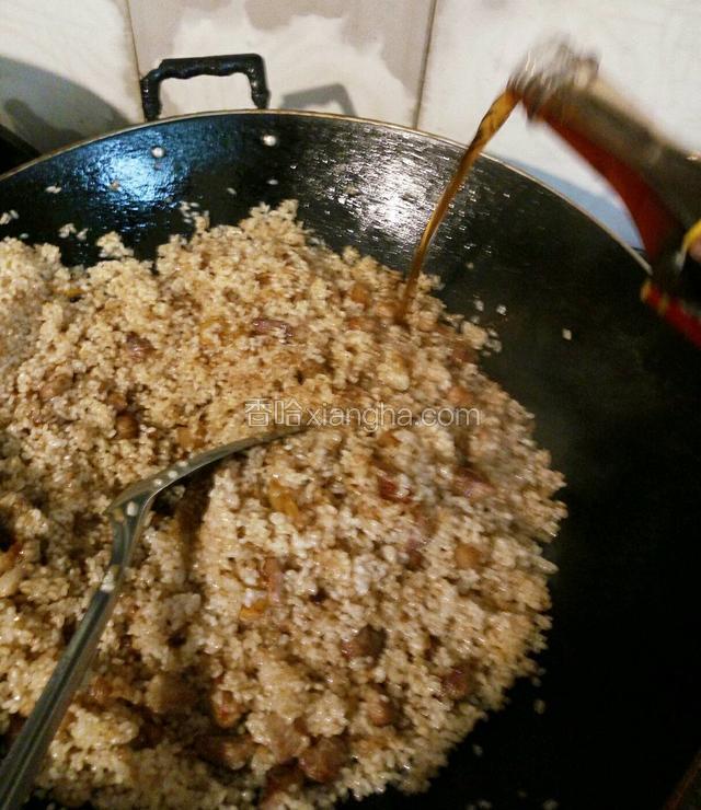 边炒边沿锅边淋入少许老酒。（分多次淋入老酒，每一次都炒到吸收了再倒下一次，基本上炒十来分钟的样子，中间加三到四次老酒，等到最后一次加的老酒味道炒没了就好了。）