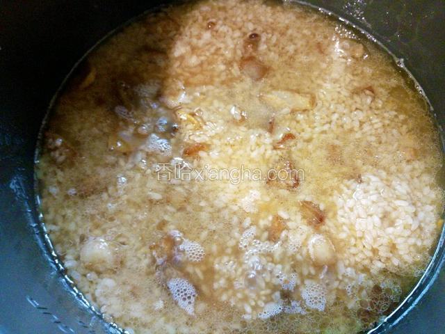 倒入电饭煲中，加入烧开的水，一定要是烧开的开水哦！没过米饭一点点就够了，按煮饭键煮饭即可。（所以做之前米要先泡半小时，才会好吃！）