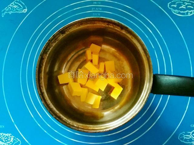 或将黄油切成小块放入锅中。