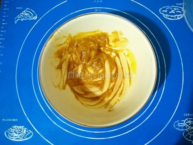 将熬好的黄油过筛去浮沫重新倒入碗中，冷却后放入冰箱冷藏至软化黄油的状态。