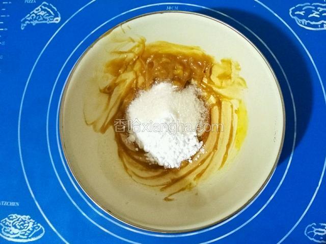 加入糖和糖粉搅拌均匀打至微法。