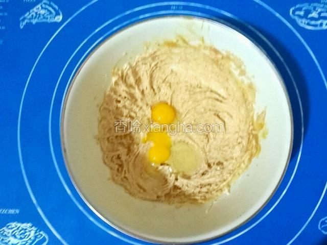 分次加入鹌鹑蛋液搅打均匀。为啥用鹌鹑蛋呢？鸡蛋每个重量是50-55克，本方只用30克，剩余的鸡蛋液实在有点浪费，鹌鹑蛋去壳后一个10克，3个刚好，而且鹌鹑蛋的蛋黄比例比鸡蛋要高，何乐而不为