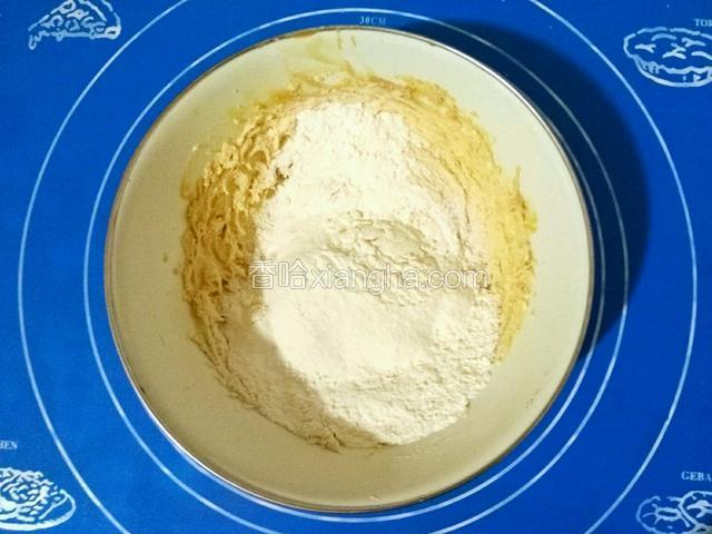 低粉过筛后加入黄油糊中。