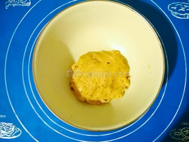 加入果仁碎翻拌均匀，亲们我的建议直接上爪子吧，刮刀拌不动了。