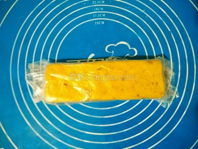 将整形好的面团用保鲜膜包好放入冷藏一晚。之所以冷藏，我个人认为，冷冻的饼干不好切，切薄了易碎。不想冷藏的，可以放到冷冻室半小时即可
