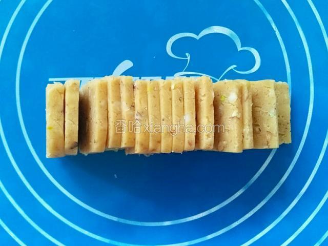 取出切成0.3厘米的薄片。