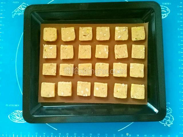 烤盘垫油纸，将饼干片放入烤盘中，注意留好间距。