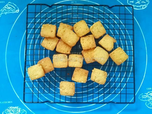 如提前预热好的烤箱，170度15分钟，烤至表面金黄即可。出炉冷却