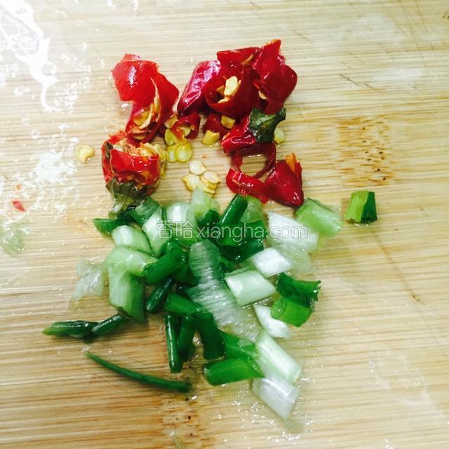 葱和辣椒切丁备用