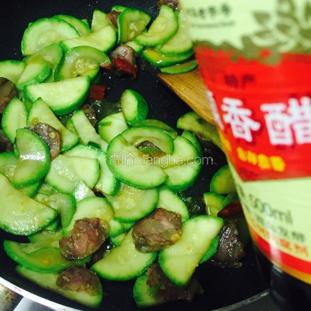最后加入适量醋，糖，鸡精调味