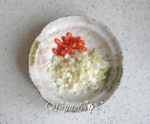 葱花、尖椒碎