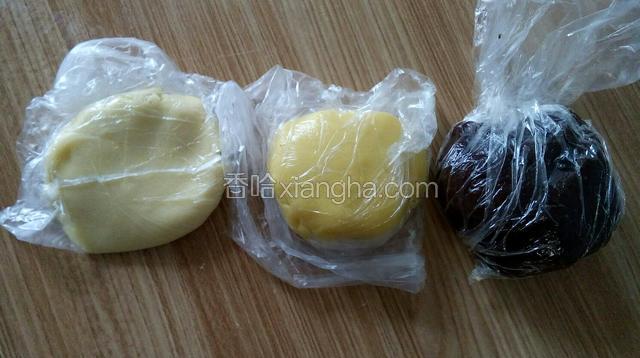 先把软化的黄油和糖粉打发，放进30克鸡蛋液，打发到融合在一起，再放入面粉，切拌均匀，分成3份，其中一份放入8克巧克力粉，揉均匀，另一份面团放入一个鸡蛋黄，再加入适量的面粉，揉均匀。（也可不加蛋黄加蒸熟的南瓜，来做小牛的鼻子黄色）