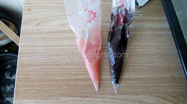 把粉色巧克力，黑色巧克力和白色巧克力，隔水化开，装入裱花袋中。