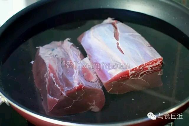 牛肉按顺纹切成大块条状后入冷水锅，大火煮开后换中火再煮1到2分钟，倒出用温水将肉洗干净。