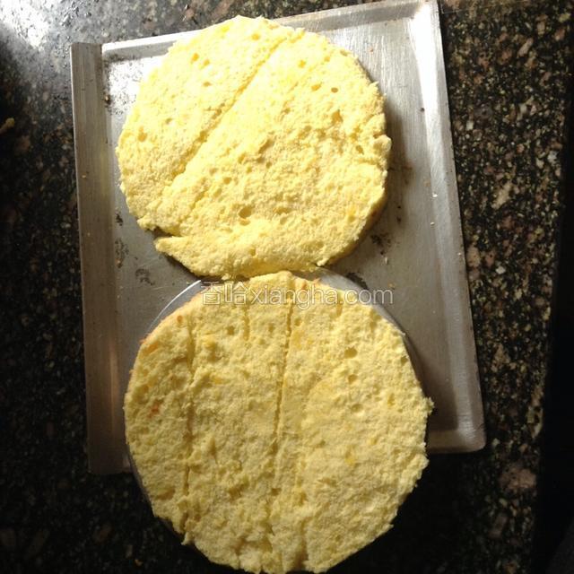 先烤一个八寸戚风蛋糕，（烤蛋糕的程序这里就不细讲了，需要的请参考我曾经上传的菜谱。）分成两半，切掉边缘，因为没有分片器有点惨不忍睹。