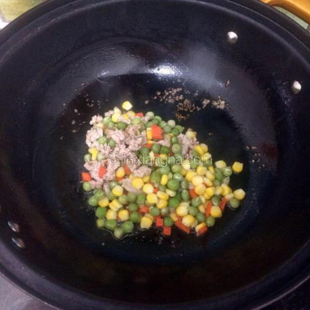 瘦肉剁碎加入适量的食盐、料酒和淀粉腌制后过油炒一下，加入青豆粒和玉米粒，胡萝卜粒，继续煸炒再加少量盐调味。