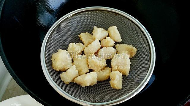 炸至表皮变硬捞出控油，再入锅中复炸一遍。