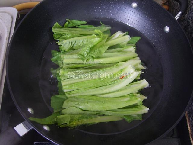 锅内放清水烧开，放入莴笋叶