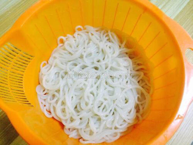 用凉水冲洗两次，控水待用。
