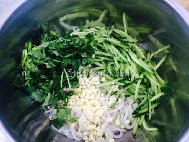 蒜切末，黄瓜插丝，香菜切末，铺在米粉上。