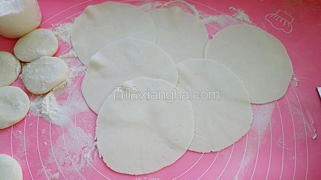 用擀面杖擀成饺子皮的形状。