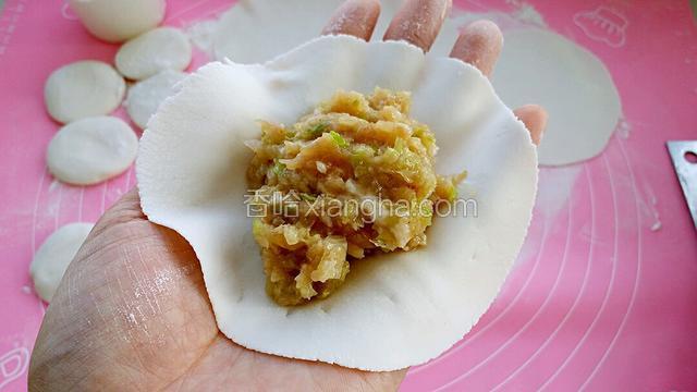 取一个面皮放入适量馅料。