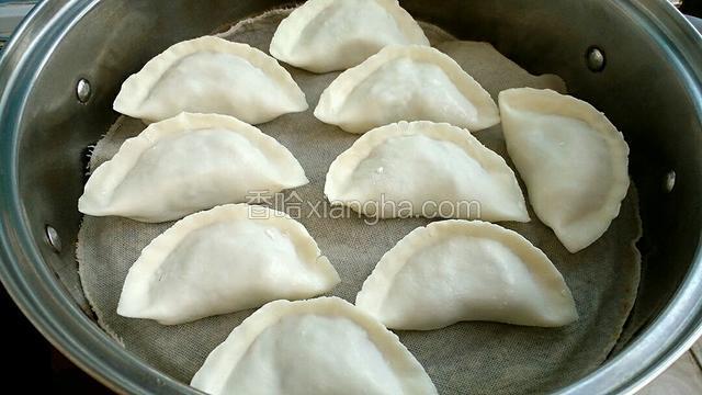 锅中烧开水放入饺子，开大火蒸8至10分钟，关火后虚3分钟。