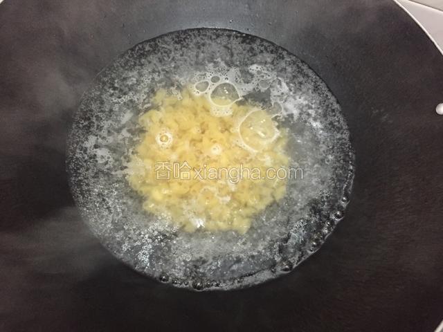 锅加水煮开下适量油，盐，加入意粉煮12分钟