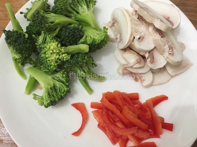 蘑菇洗净切片，西兰花洗净摘成小朵，红椒切细条