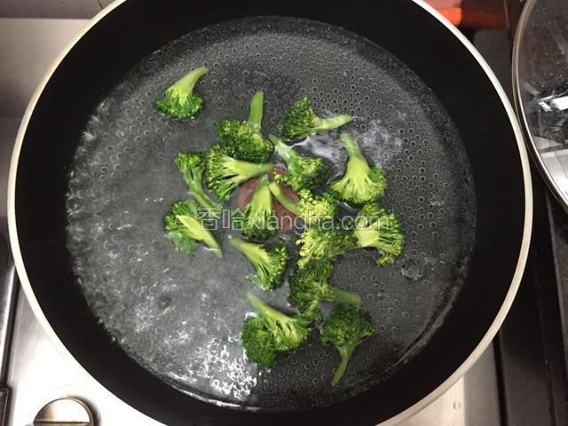 西兰花汆水捞出备用