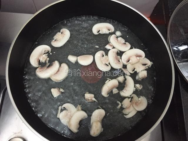 蘑菇汆水备用，水中加一匙料酒去味