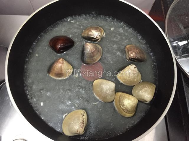 文蛤煮至开口捞出，放凉取肉