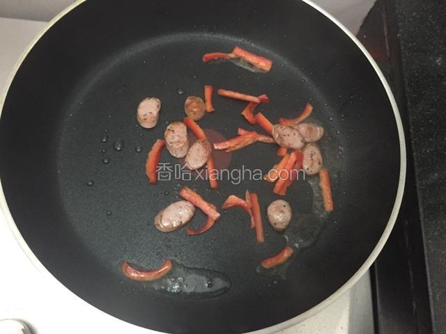 锅中下少许油下香肠，红椒