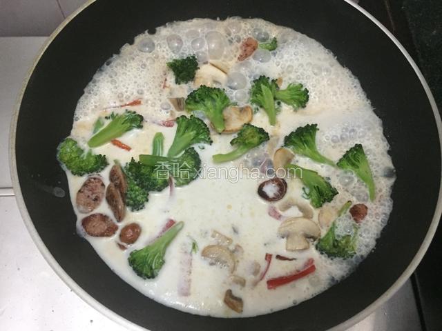 下牛奶煮开，加入适量盐，糖和黑胡椒粉