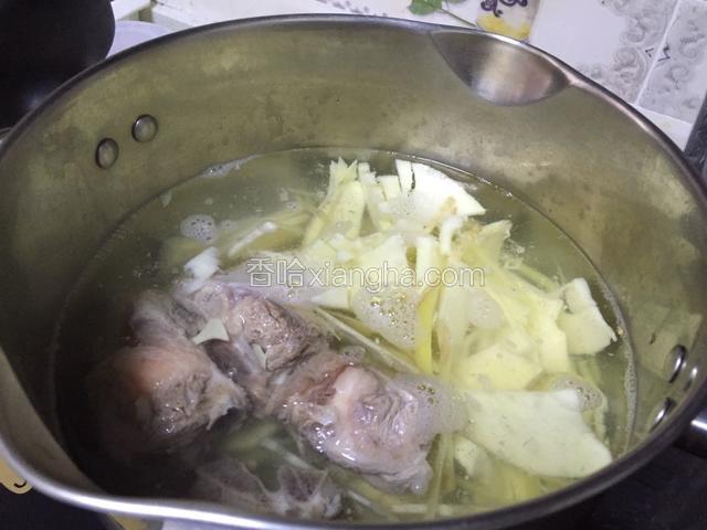 然后将排骨捞出放入笋汤中