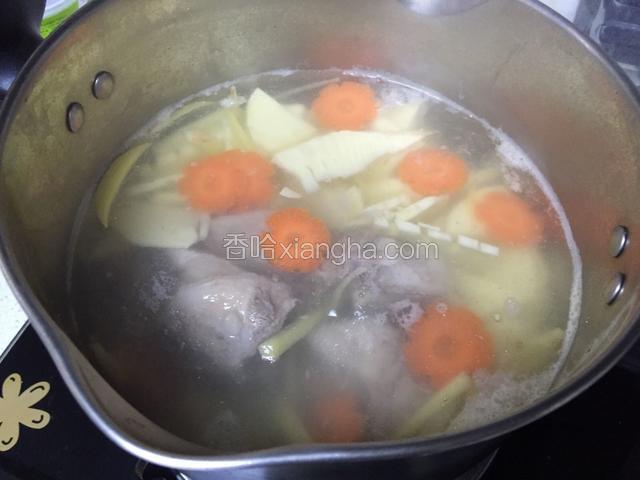 加入胡萝卜调色，也可不加。煮开后转小火煲半小时