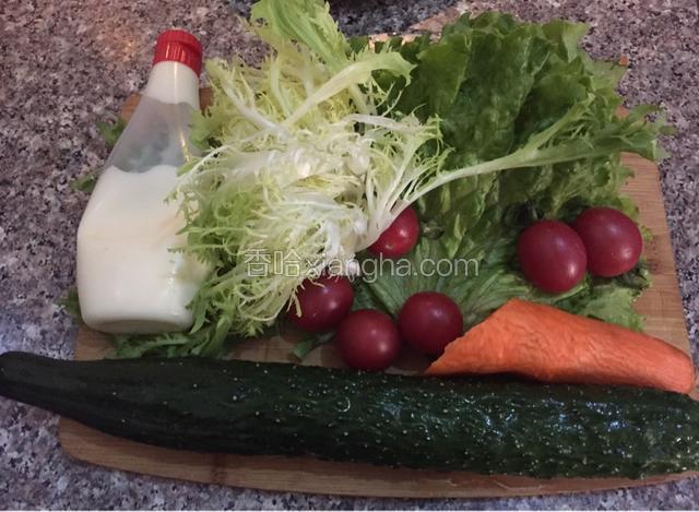 食材准备，黄瓜，圣女果，生菜，苦菊，洗净备用，胡萝卜去皮洗净，沙拉酱备用（也可以加入适量水果，个人比较喜欢分开吃）
